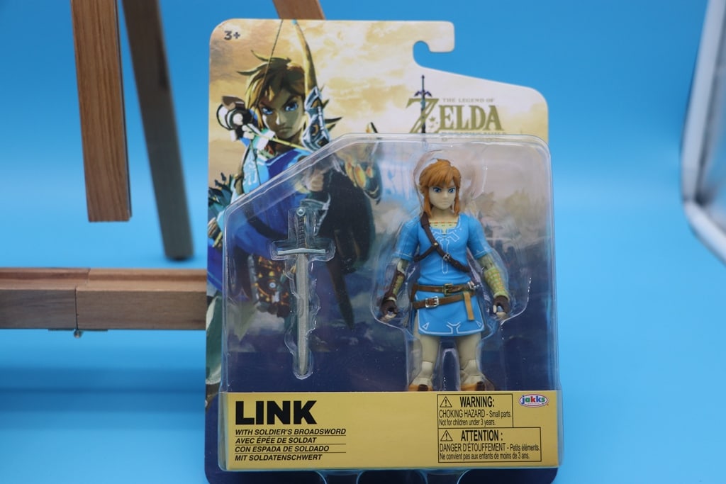 LEGEND OF ZELDA: A LINK LEGEND OF ZELDA BREATH OF THE WILD FIGURE. BRAND NEW