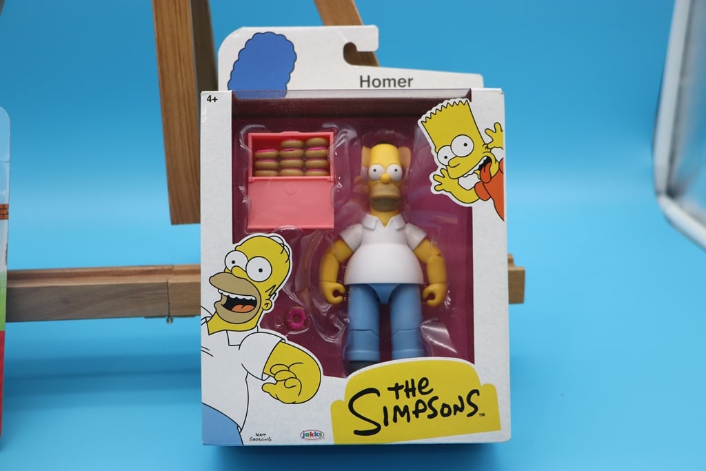 HOMER SIMPSON: A HOMER SIMPSON WITH DONUTS THE SIMPSONS FIGURE. BRAND NEW