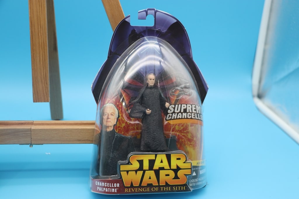STAR WARS FIGURE: A BRAND NEW STAR WARS REVENGE OF THE SITH CHANCELLOR PALPATINE FIGURE.
