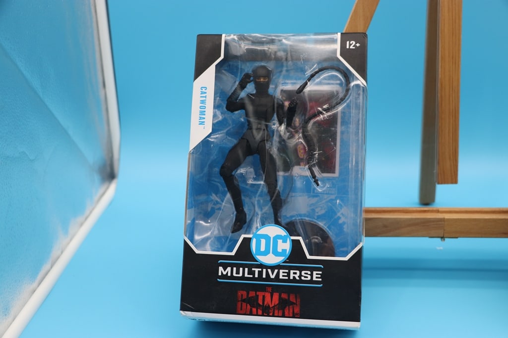 CATWOMAN FIGURE: A DC UNIVERSE CATWOMAN FROM THE BATMAN FIGURE. BRAND NEW