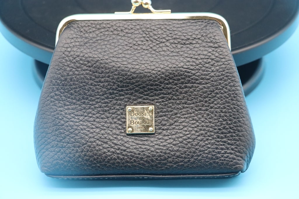 DOONEY & BOURKE: A DOONEY AND BOURKE GRAIN LEATHER COIN PURSE.