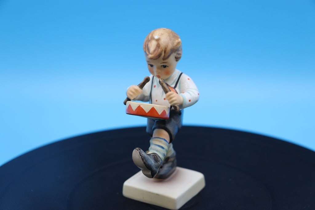 VINTAGE HUMMEL: A VINTAGE HUMMEL FIGURE OF A BOY DRUNNING. VERY GOOD CONDITION.