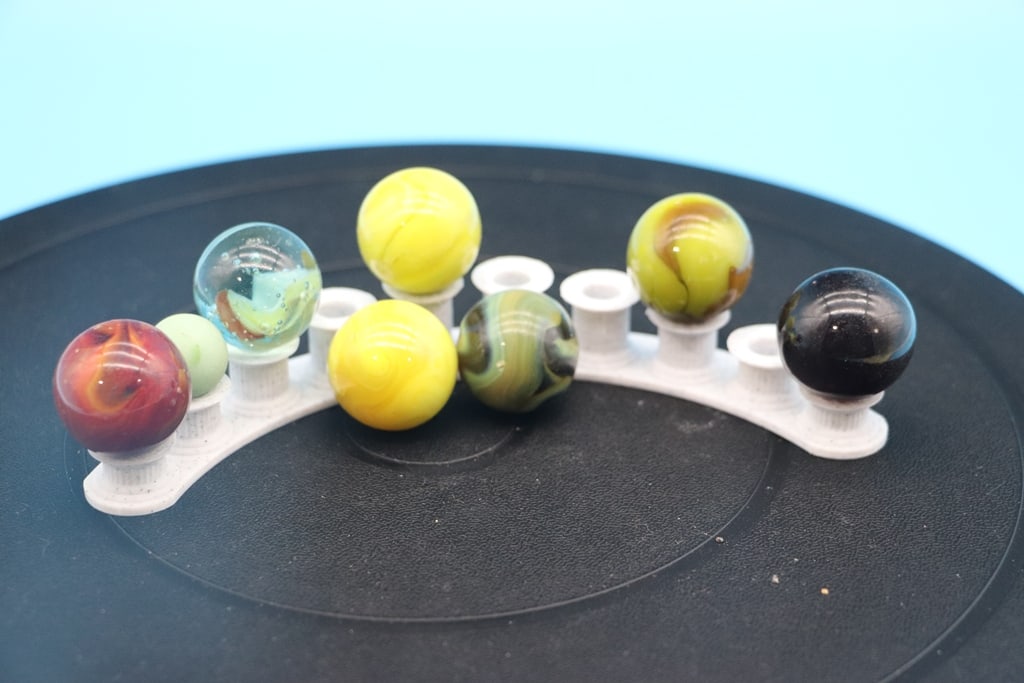 VINTAGE MARBLES: A GROUP OF VINTAGE SHOOTER MARBLES. VERY GOOD CONDITION. STAND NOT INCLUDED.
