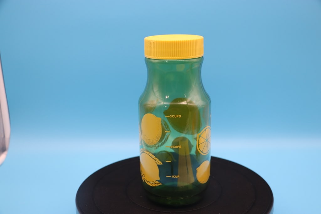 VINTAGE JUICE JAR: A VINTAGE ANCHOR HOCKING GREEN GLASS JUICE JAR WITH LID. VERY GOOD CONDITION.