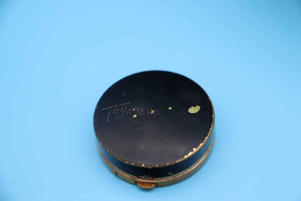 VINTAGE COMPACT: A VINTAGE TOURNEUR BLACK ENAMEL MAKEUP COMPACT. GOOD CONDITION.
