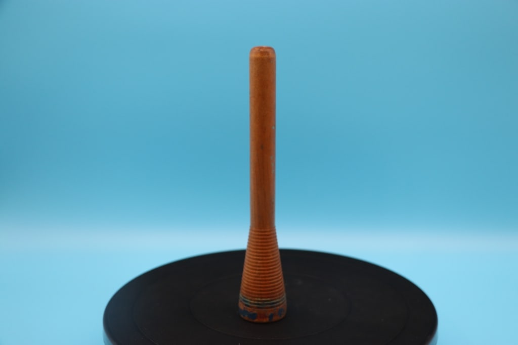 ANTIQUE SPOOL: AN ANTIQUE/PRIMITVE WOOD SPOOL/BOBBIN. VERY GOOD CONDITION.
