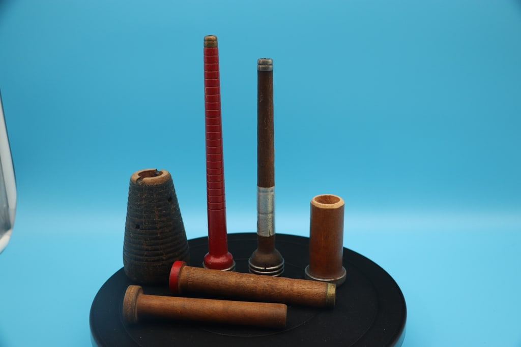 PRIMITIVE SPOOL: A GROUP OF ANTIQUE PRIMITIVE SPOOLS AND SPOOL PARTS. GOOD CONDITION.