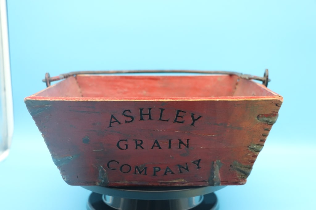 ANTIQUE BASKET: AN ANTIQUE WOOD ASHLEY GRAIN CO. RED BASKET WITH HANDLE. GOOD CONDITION.