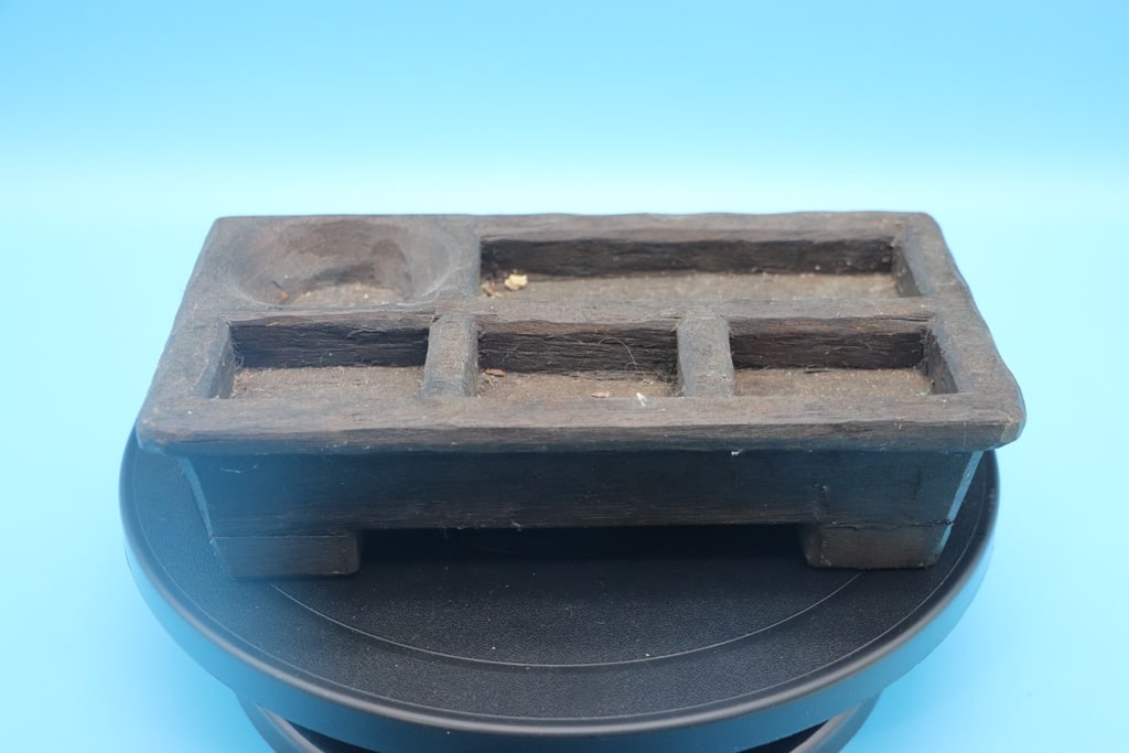 PRIMITIVE TRAY: AN ANTIQUE PRIMITIVE BETEL NUT OR SPICE TRAY. GOOD CONDITION.