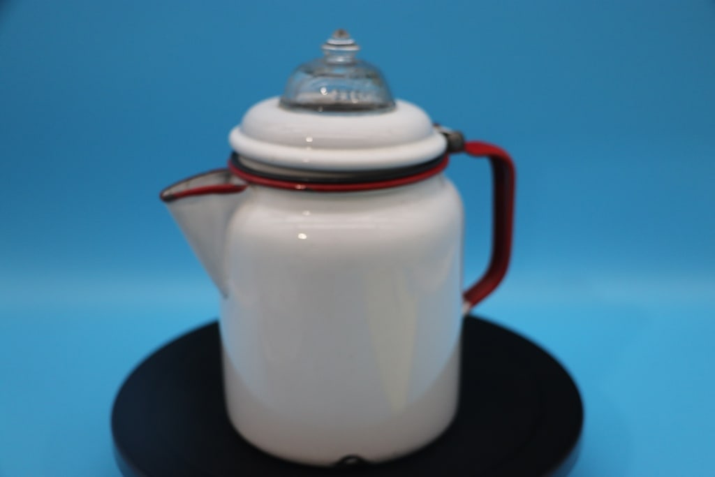 VINTAGE ENAMELWARE: A VINTAGE 1950'S WHITE AND RED ENAMELWARE PERCOLATOR. LOOKS COMPLETE. VERY GOOD CONDITION.