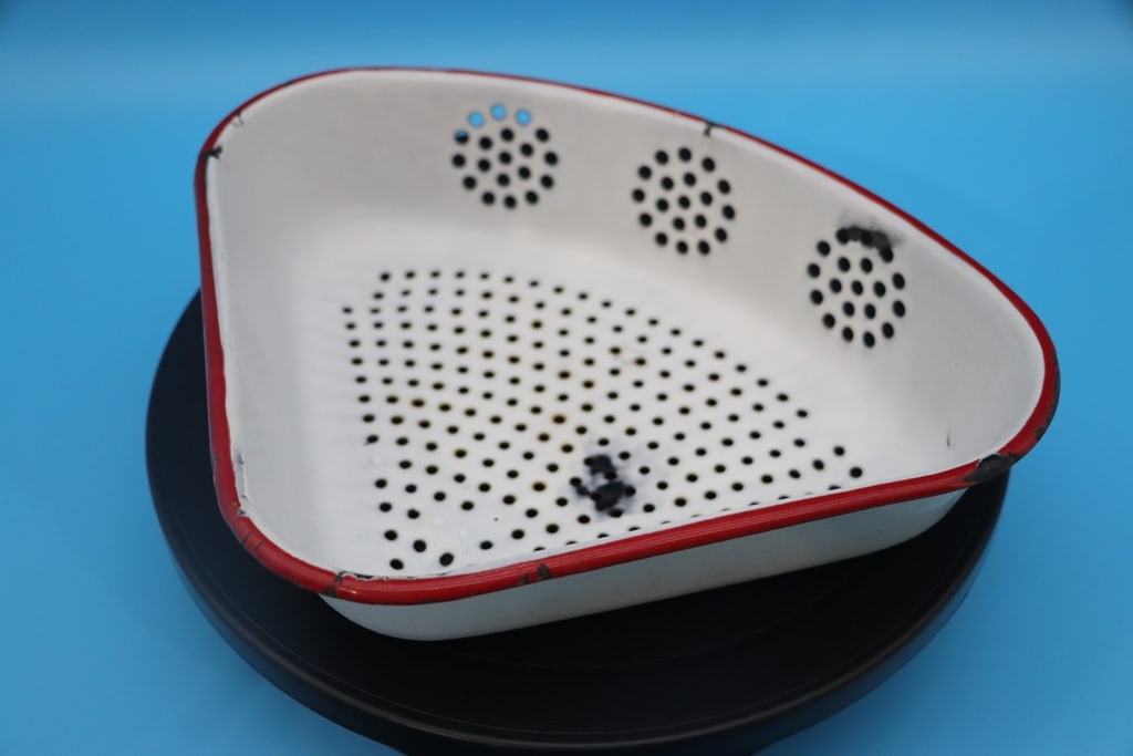 VINTAGE ENAMELWARE: A VINTAGE RED AND WHITE 1950'S ENAMELWARE SINK STRAINER. VERY GOOD CONDITION.