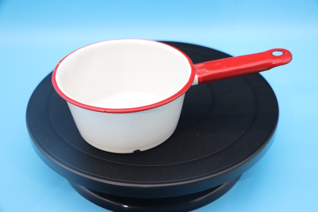 VINTAGE ENAMELWARE: A VINTAGE RED AND WHITE 1950'S ENAMELWARE SCOOP. VERY GOOD CONDITION.