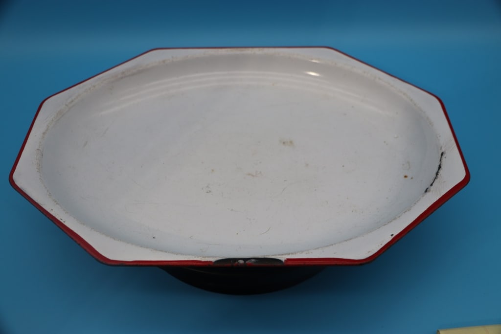 VINTAGE ENAMELWARE: A VINTAGE RED AND WHITE 1950'S ENAMELWARE PLATTER. VERY GOOD CONDITION.
