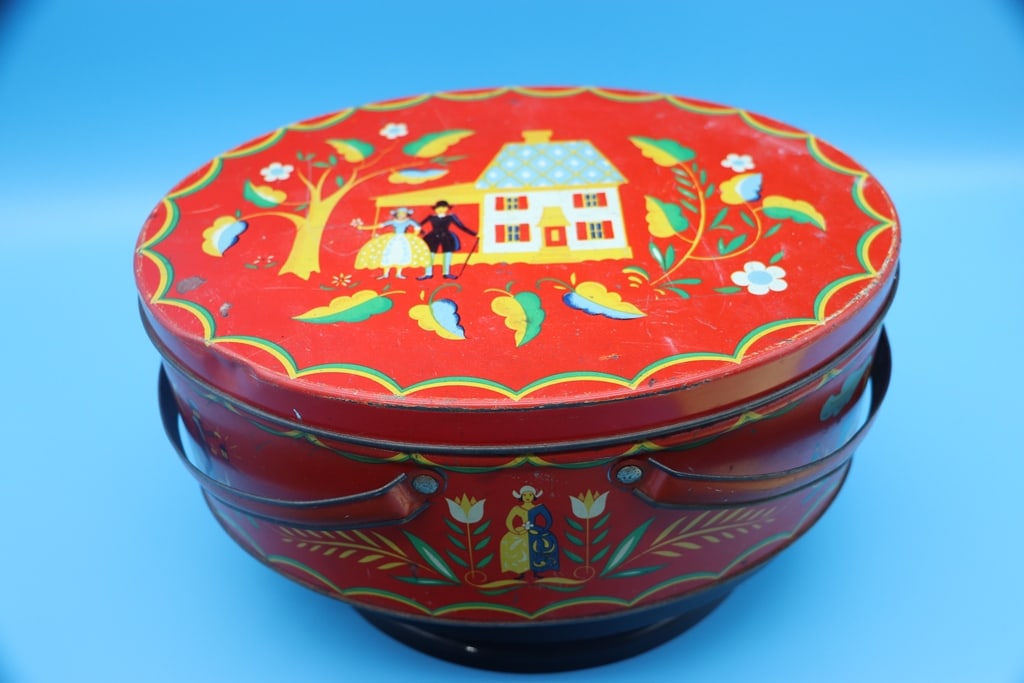 VINTAGE METAL BASKET: A VINTAGE TIN PENNSYLVANIA DUTCH BASKET WITH LID. VERY GOOD CONDITION.