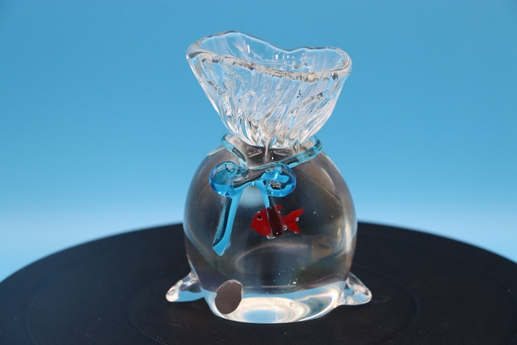 MURANO STYLE ART GLASS: A VINTAGE MURANO STYLE ART GLASS GOLDFISH IN A BAG PAPERWEIGHT. VERY GOOD CONDITION. 5"