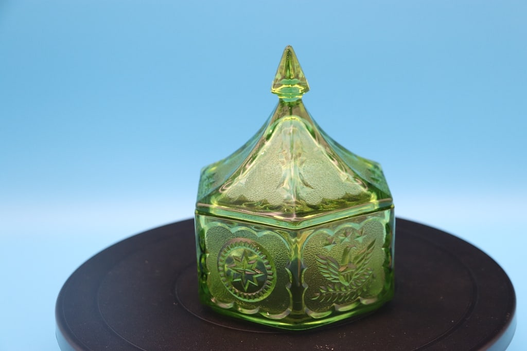 VINTAGE INDIANA GLASS: A VINTAGE GREEN INDIANA GLASS TIARA COLONIAL EAGLE DISH. VERY GOOD CONDITION. 6.25"
