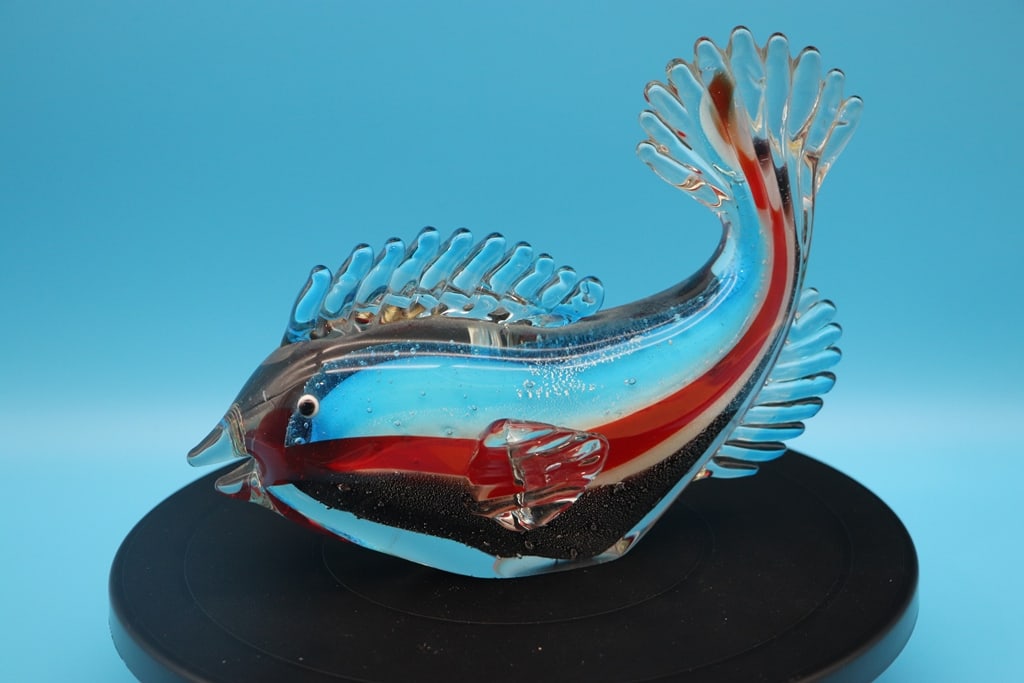MURANO ART GLASS: A MURANO ART GLASS FISH SCULPTURE. VERY GOOD CONDITION. 9.5" L