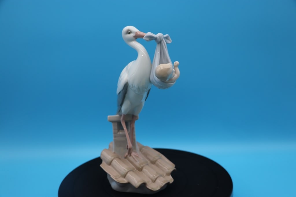 LLADRO FIGURE: A RETIRED 1994 LLADRO #6228 IT'S A BOY FIGURE. EXCELLENT CONDITION.
