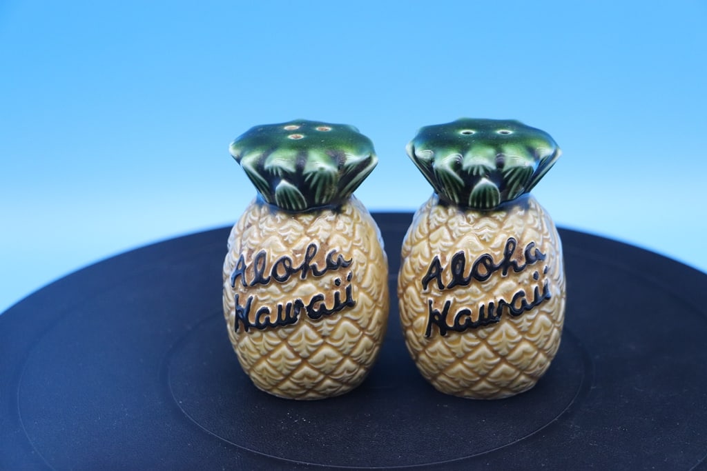 SALT AND PEPPER SET: A VINTAGE HAWAII ALOHA PINEAPPLE SALT AND PEPPER SET. VERY GOOD CONDITION.