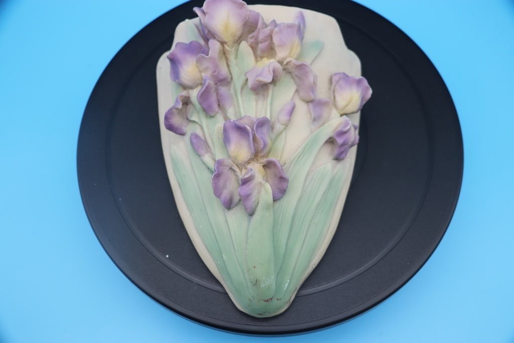 VINTAGE WALL POCKET: A VINTAGE IRIS FLOWER WALL POCKET. VERY GOOD CONDITION. 10"