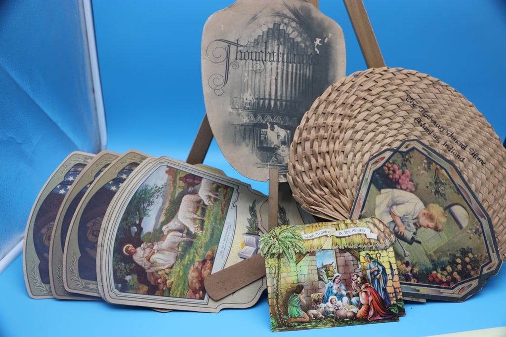 VINTAGE FUNERAL FANS: A GROUP OF VINTAGE FUNERAL PARLOR HAND FANS. GOOD CONDITION.