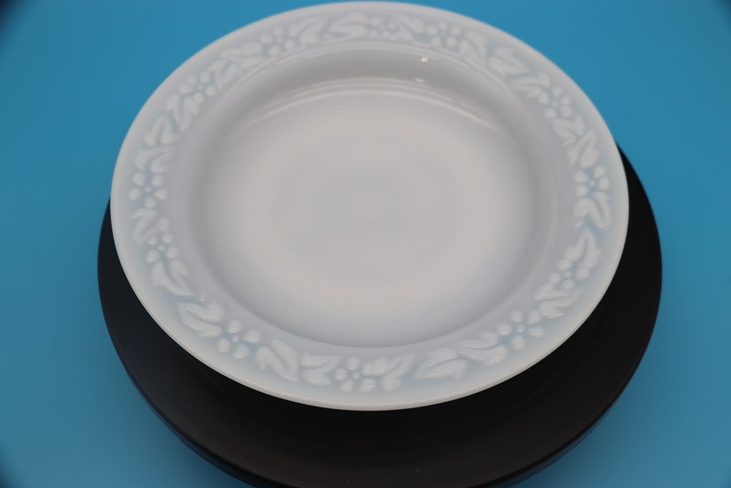VINTAGE MILK GLASS: A VINTAGE ANCHOR HOCKING MILK GLASS PLATE. VERY GOOD CONDITION.
