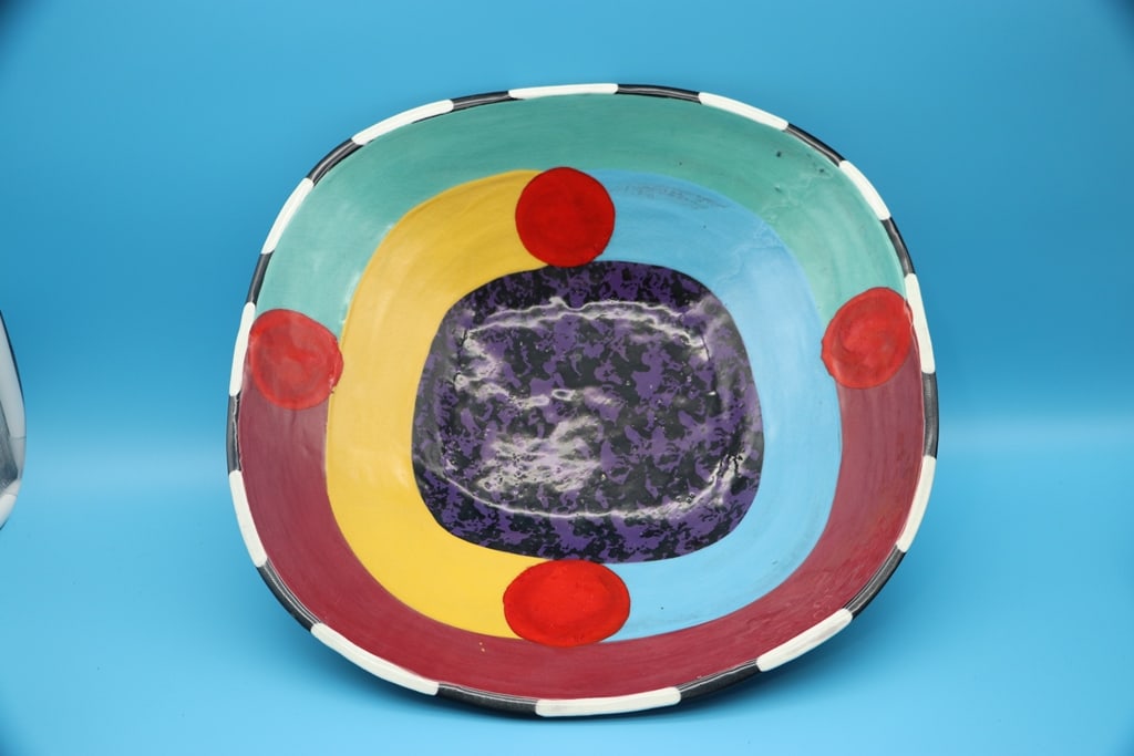 JACK CHARNEY SIGNED DISH: A JACK CHARNEY SIGNED ART DISH. VERY GOOD CONDITION. 14.5"