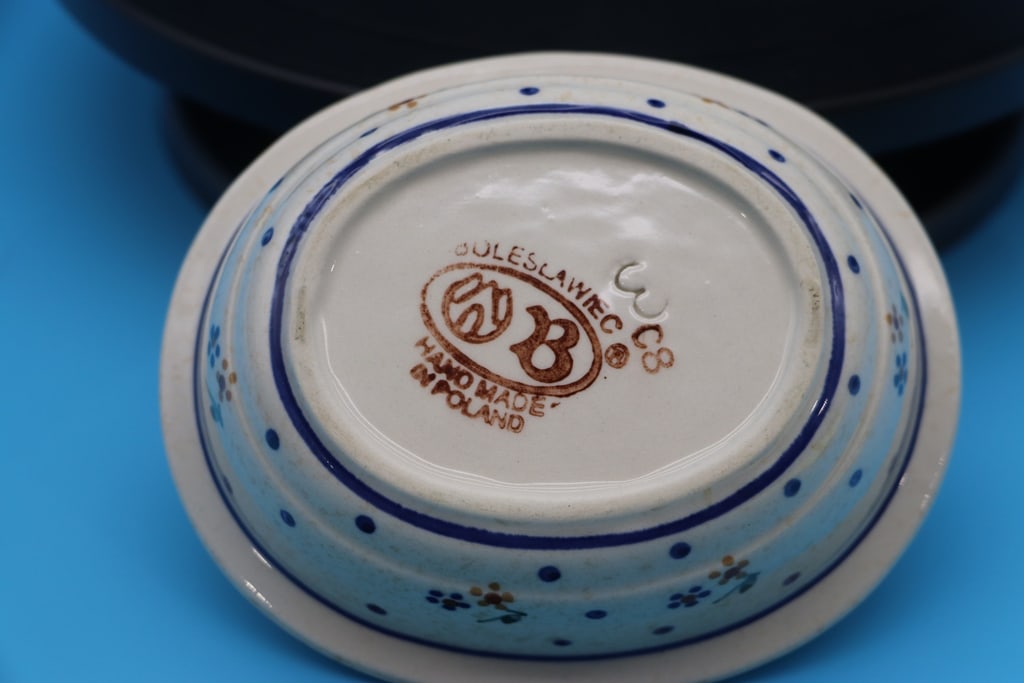 POLISH POTTERY: A VINTAGE BLUE ROSE POLISH POTTERY BOWL. VERY GOOD CONDITION.