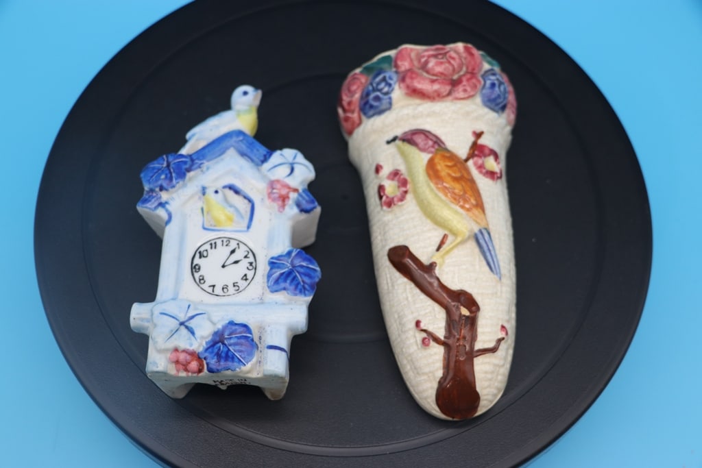 VINTAGE WALL POCKET: A PAIR OF VINTAGE WALL POCKETS. GOOD CONDITION.