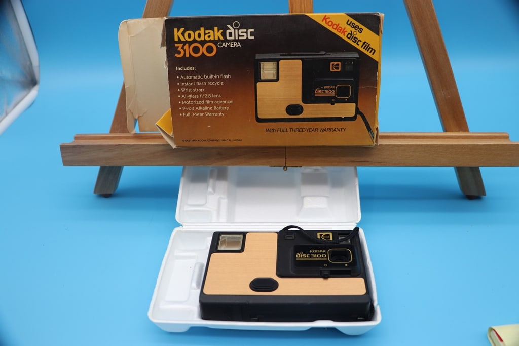 KODAK CAMERA: A VINTAGE KODAK DISC CAMERA WITH BOX. VERY GOOD CONDITION.