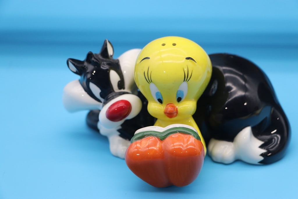 SALT AND PEPPER SET: A SYLVESTER AND TWEETY SALT AND PEPPER SET. VERY GOOD CONDITION.