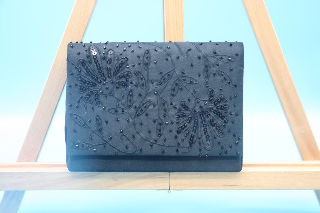 BLACK PURSE (1 of 1)