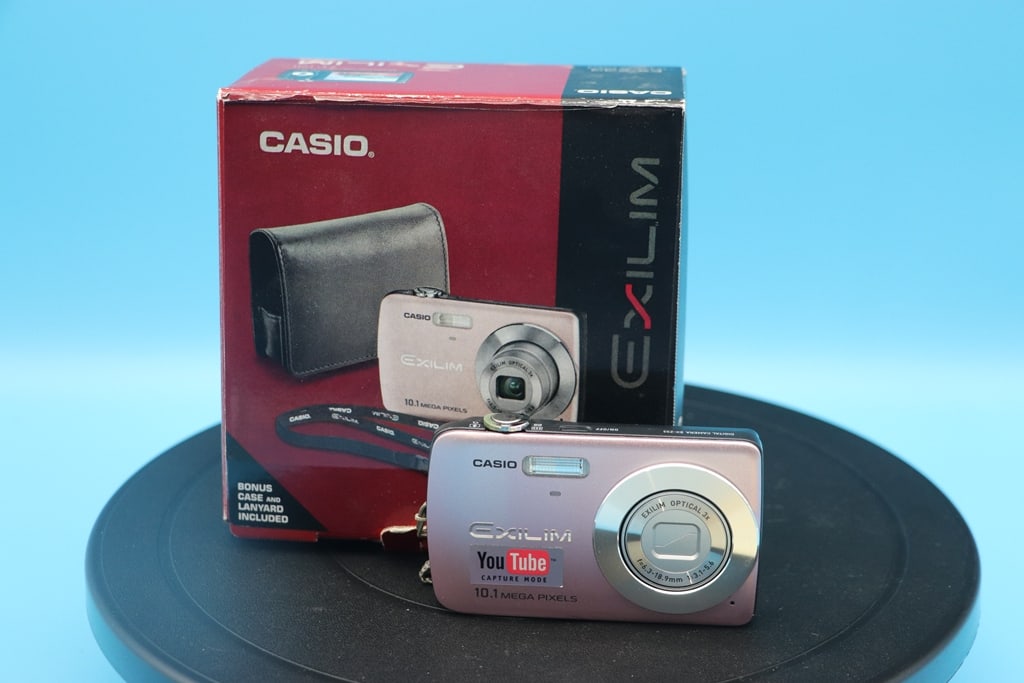 DIGITAL CAMERA: A CASIO EXILIM DIGITAL CAMERA WITH BOX AND ACCESSORIES. VERY GOOD CONDITION.
