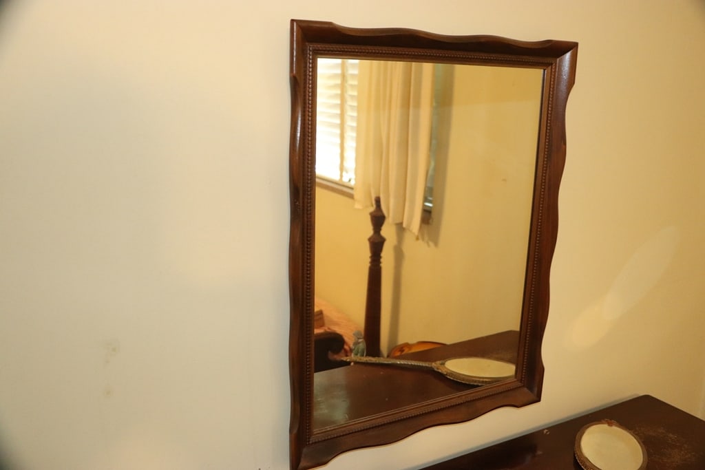 VINTAGE MIRROR: A VINTAGE WOOD FRAME WALL MIRROR. VERY GOOD CONDITION.