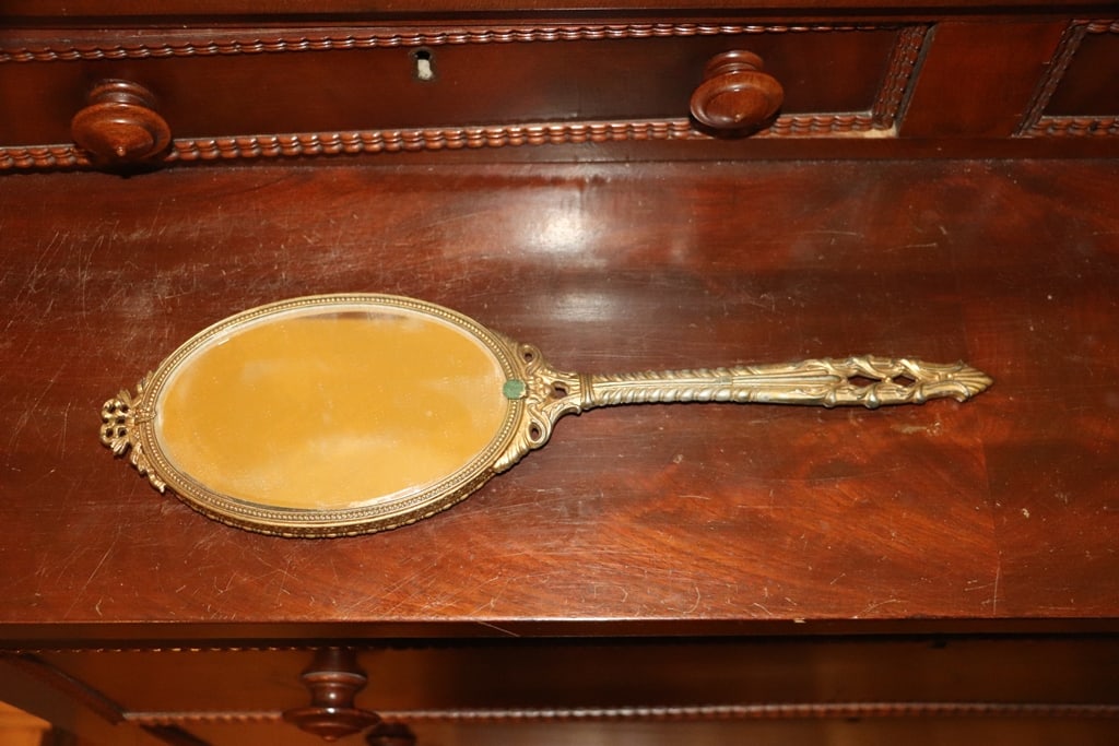 VINTAGE MIRROR: A VINTAGE HAND HELD VANITY MIRROR. VERY GOOD CONDITION. 14"