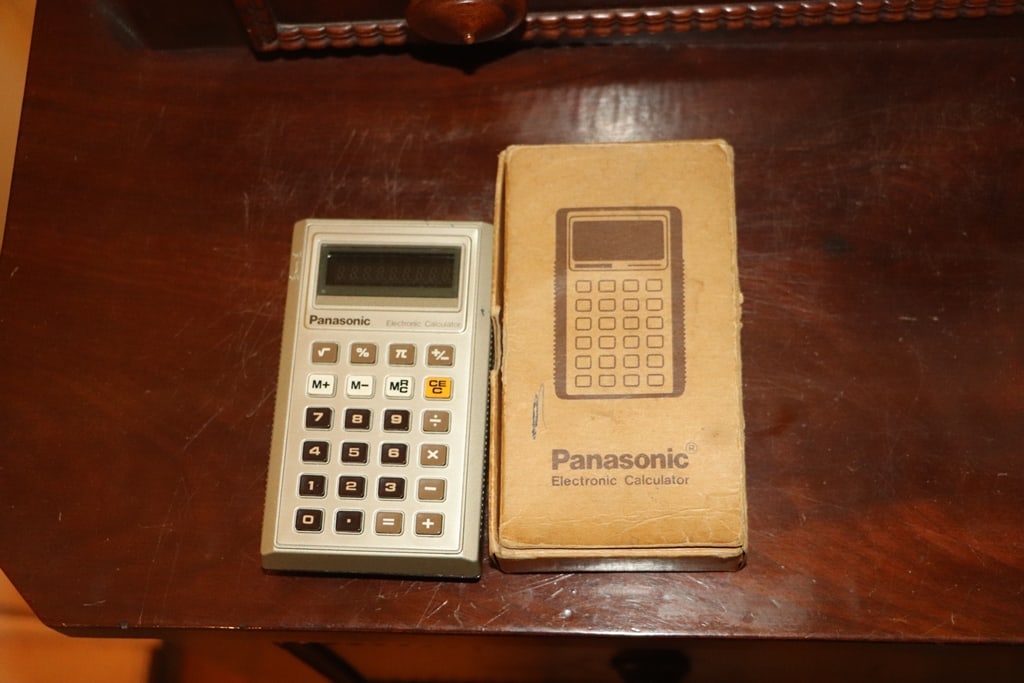 VINTAGE CALCULATOR: A VINTAGE PANASONIC JE-8220U CALCULATOR WITH BOX. VERY GOOD CONDITION.