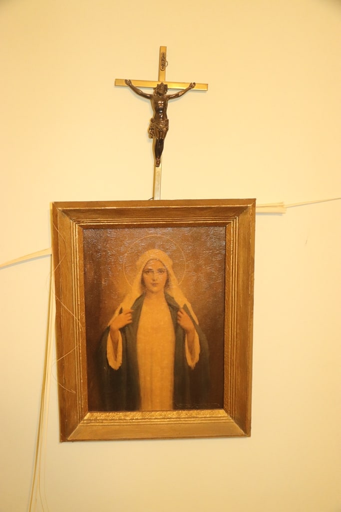 VINTAGE RELIGIOUS: A VINTAGE RELIGIOUS CRUCIFIX AND MARY PICTURE. VERY GOOD CONDITION.