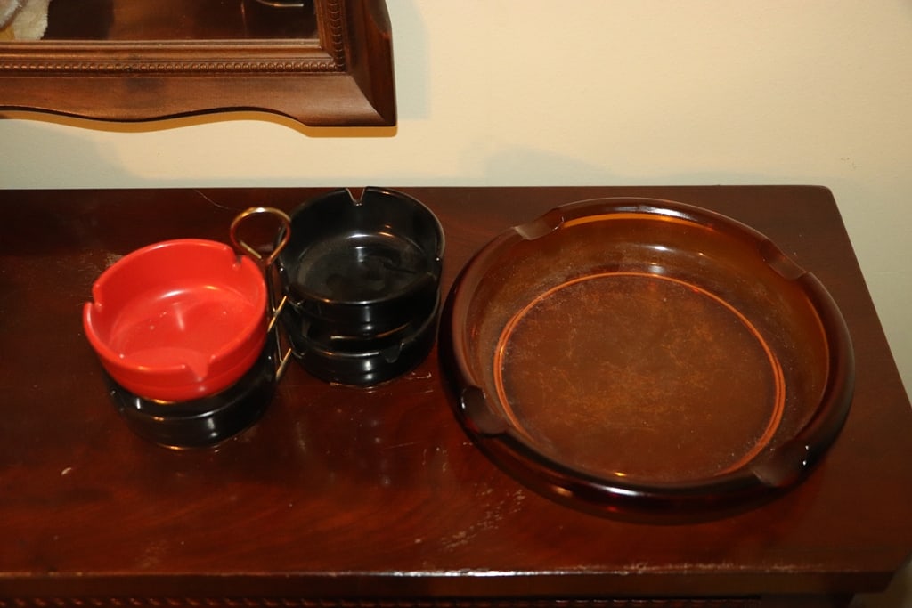 VINTAGE ASHTRAYS: A GROUP OF VINTAGE ASHTRAYS. VERY GOOD CONDITION.