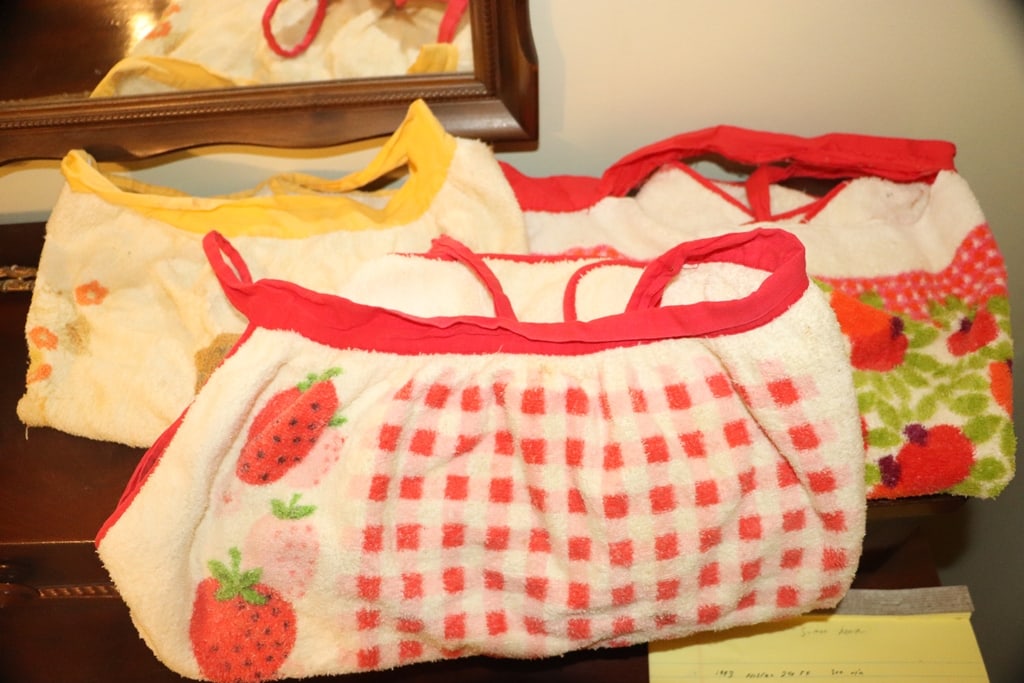 VINTAGE APRONS: A GROUP OF 3 VINTAGE TERRY CLOTH STYLE APRONS. GOOD CONDITION.