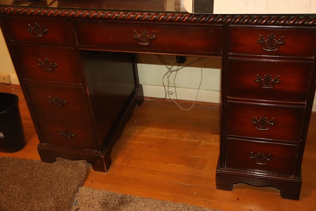 VINTAGE DESK: A VINTAGE WOOD WRITING DESK. VERY GOOD CONDITION.
