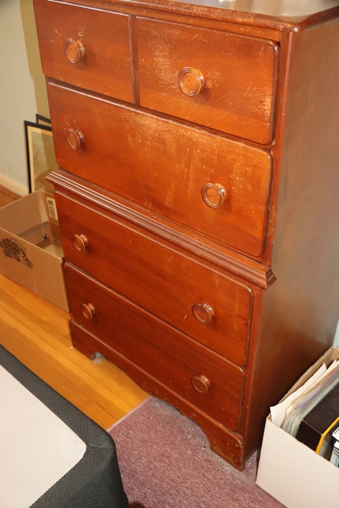 VINTAGE BEDROOM SET: A VINTAGE BEDROOM SET WITH TWIN BED FRAME AND CHEST OF DRAWERS. VERY GOOD CONDITION.