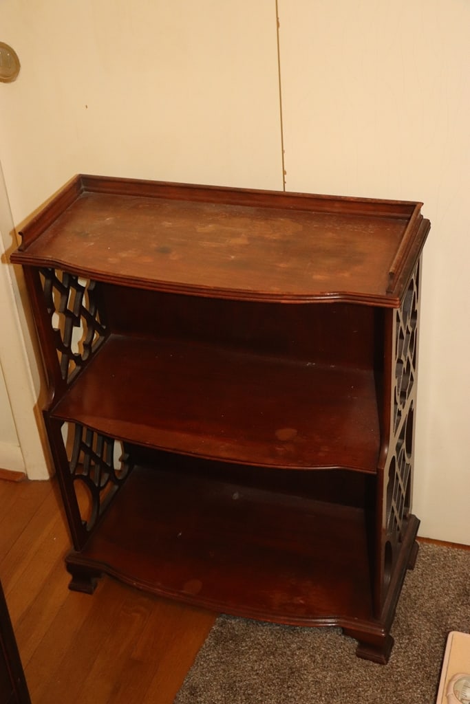 SMALL SHELF: A VINTAGE SMALL WOOD SHELF. VERY GOOD CONDITION. 28" X 18" X 12"