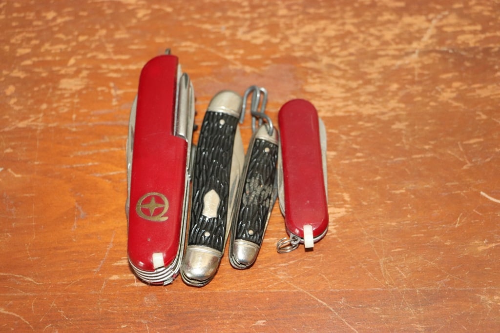 POCKET KNIVES: A SMALL GROUP OF POCKET KNIVES. VERY GOOD CONDITION.