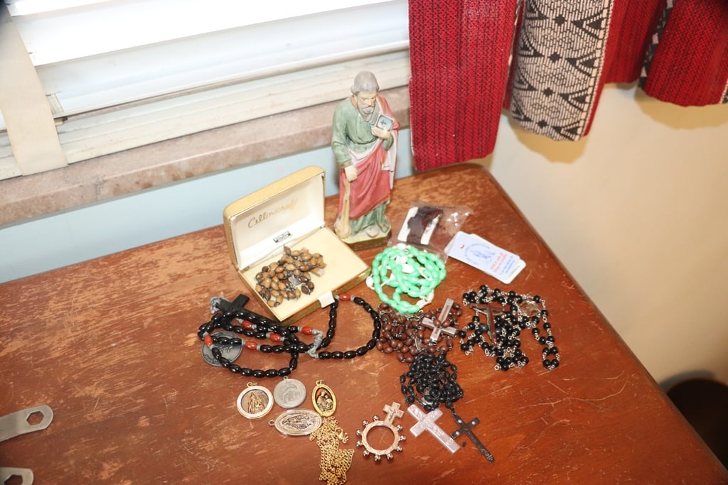 VINTAGE RELIGIOUS: A VINTAGE RELIGIOUS GROUP WITH ROSARIES AND MORE. VERY GOOD CONDITION.