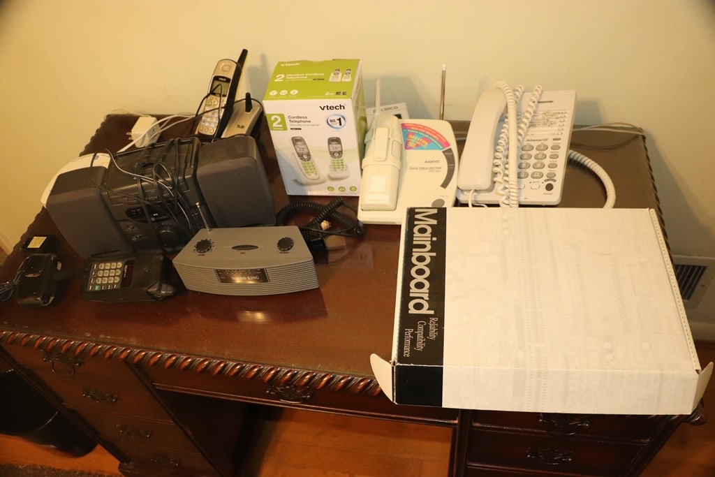 ELECTRONICS: A GROUP OF ELECTRONICS WITH PHONES, RADIO AND MORE. VERY GOOD CONDITION.