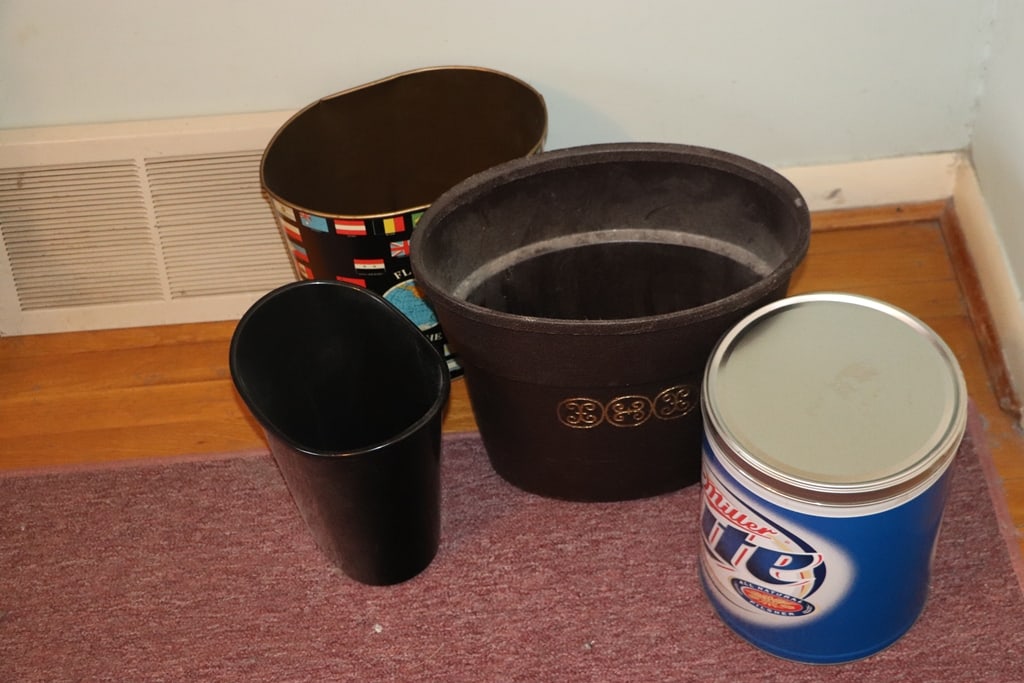TRASH CANS: A GROUP OF 4 TINY TRASH/WASTE CANS, INCLUDING VINTAGE. GOOD OT VERY GOOD CONDITION.