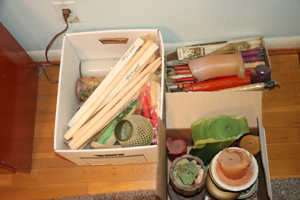 CANDLES: A GROUP OF VINTAGE NEW AND SLIGHTLY USED CANDLES.