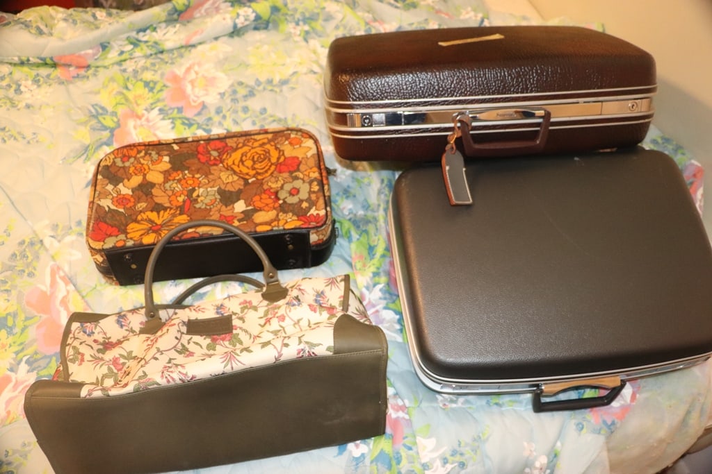VINTAGE LUGGAGE: A GROUP OF VINTAGE LUGGAGE. VERY GOOD CONDITION.