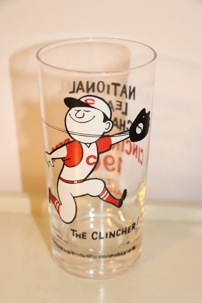 1961 REDS GLASS: A 1961 CINCINNATI REDS N.L. CHAMPS GLASS. VERY GOOD CONDITION.