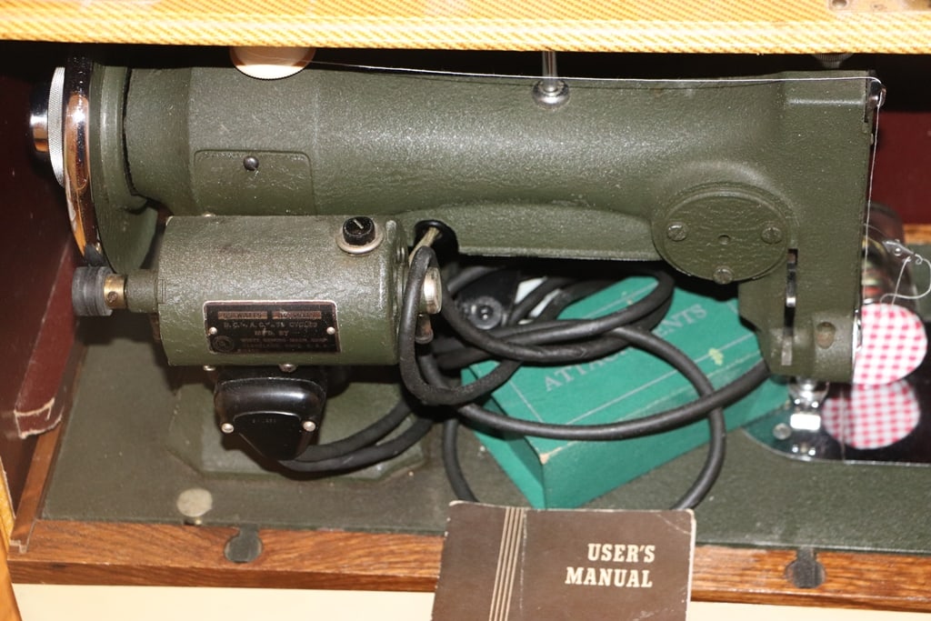 VINTAGE SEWING MACHINE (1 of 2)